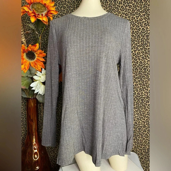 🌴3/$30🌴DOE & RAE Charcoal Long Sleeve Hi-Low Lattice Back Top NWT - Picture 1 of 10